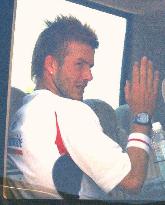 (2)England's Beckham training separately from teammates